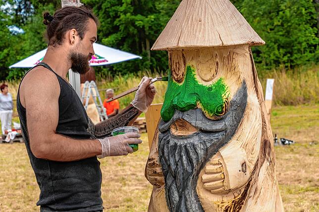 Präzise: Fabian Jäckle verpasst seinem Baumgeist Alwin Farbe.