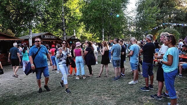 Bild 7: Konstanzer Seenachtfest 2022: Einheimische und Gäste feiern im Stadtgarten