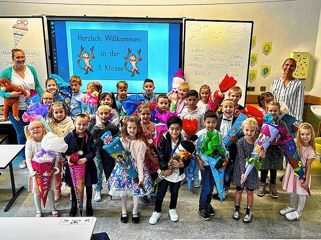 Die Klasse 1b der Scheffelschule Rielasingen mit ihren Klassenlehrerinnen Miriam Stern und Wiebke Speiermann bei ihrer Einschulungsfeier.