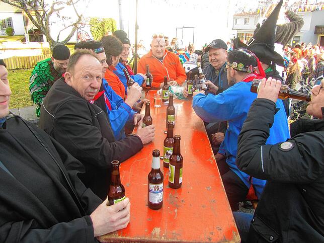Die Aspiranten werden mit einem Bier belohnt.