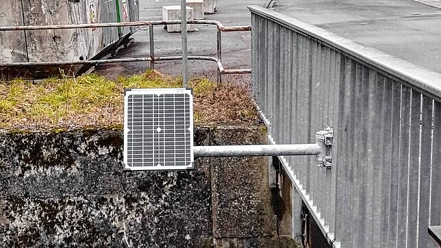 Was ist das? Dieses Teil an der Brücke beim Dillplatz über die Winterspürer Aach sorgt bei SÜDKURIER-Leserin Charlotte Blank für ...