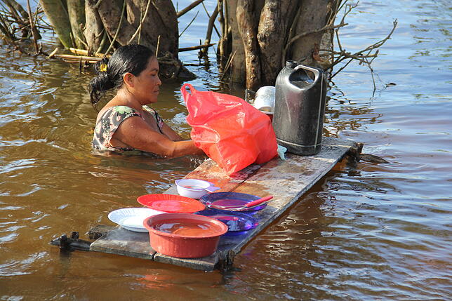 Waschtag im Reich des Amazonas: Eine Munduruku-Frau kümmert sich um das Geschirr. Die Kleidung ihrer Familie kommt später dran.