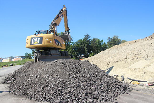 In Spaltenstein wird der alte Asphalt zwischengelagert.