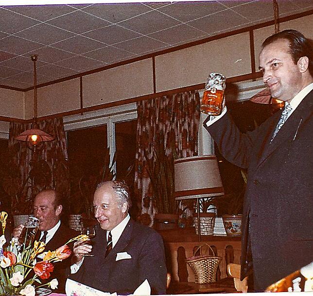 Biergenuss wurde in Donaueschingen schon immer großgeschrieben – so wie hier im Jahr 1974 bei einem Besuch des damaligen ...