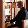 Berthold Weiger an der Orgel der evangelischen Christuskirche in St. Blasien.