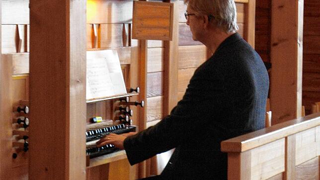 Berthold Weiger an der Orgel der evangelischen Christuskirche in St. Blasien.