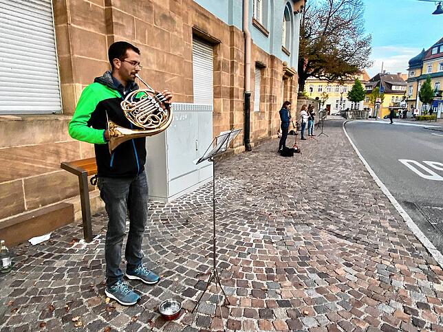 Auch an der Straßenseite entlang des Rathauses vertonen die Musiker der Donaueschinger Stadtkapelle den Verlauf der Donau.