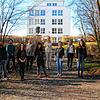 Ein Teil des Teams der neuen Tagesklinik des ZfP Reichenau vor dem Stockacher Ärztehaus, in dem die Klinik untergebracht ist. Mit auf ...