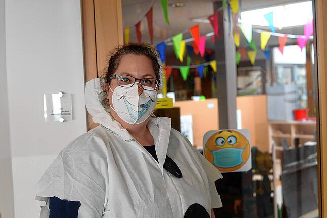 Auch an Fasnet sind Coronaregeln einzuhalten: Weil man die Schminke darunter nicht sehen würde, hat Jasmin Lutz vom Kindergarten St. ...