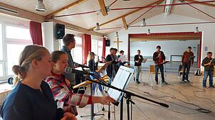 Die Sänger des Fidelis-Musicals bei der Probe. Uraufführung von &bdquo;Fidelis &ndash; Das Musical&ldquo; in der Stadthalle Sigmaringen ...