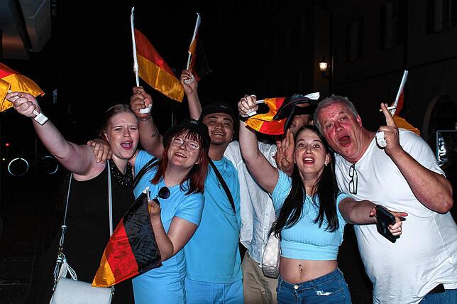 Bild 3: Jubel-Fotos vom Public Viewing: So feiert Überlingen den Achtelfinalsieg (2/2)