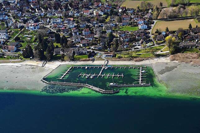 Von der Mainau aus fliegen wir über Dingelsdorf.