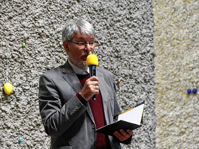 In der Versöhnungskirche Waldshut feiert Pfarrer Wieland Bopp-Hartwig den Familiengottesdienst.