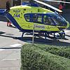 Mitten auf der Kreuzung der Gurtweiler Straße zur Bergstraße ist ein Hubschrauber gelandet.