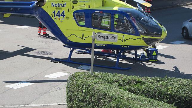Mitten auf der Kreuzung der Gurtweiler Straße zur Bergstraße ist ein Hubschrauber gelandet.