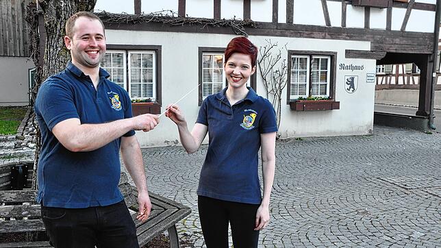 Schon vor einer Woche trafen sich vor dem Rathaus die Vorsitzende des Musikvereins Bermatingen, Anna Reisch und der neue Dirigent, Lukas ...