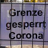 Eine Absperrung am Inzlinger Zoll weist auf Schweizer Seite auf einen während des Frühlings 2020 gesperrten Grenzübergang hin.