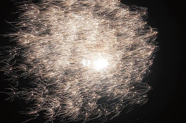 Für viele Menschen ist Feuerwerk zum Jahreswechsel ein Muss (Archivbild). Die Stadtverwaltung Markdorf ermuntert wegen der ...