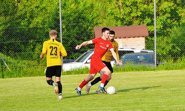 Die Gutmadinger blieben dem FC Bad Dürrheim dicht an den Fersen und ließen nur wenig Raum zur Entfaltung. Ivan Kryvytskyi (links in rot) ...