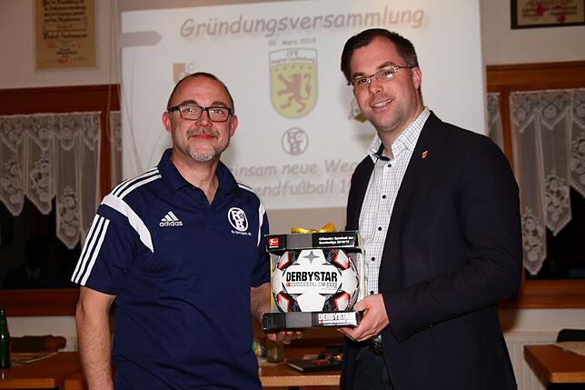 Startschuss: Bürgermeister Ullrich Krieger (rechts) überreichte dem künftigen Vorsitzenden der neu gegründeten JFV Region Laufenburg, ...