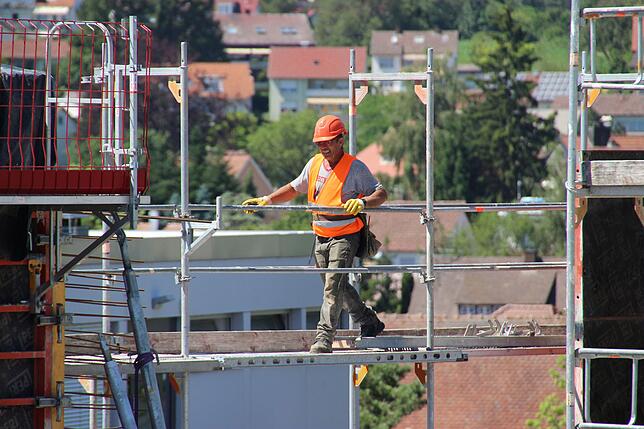 Schwindelfrei muss man schon sein, wenn man im Hochbau beschäftigt ist, hier auf dem obersten Gerüst zum Bau des neuen Sportzentrums, ...