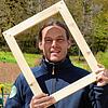 Markus Ellinger, Ranger am Naturschutzzentrum Obere Donau, veranschaulicht, wie mit Bilderrahmen der Besucherfokus auf besonders ...