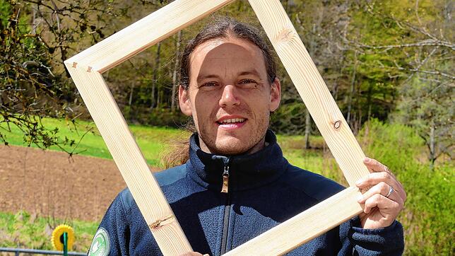 Markus Ellinger, Ranger am Naturschutzzentrum Obere Donau, veranschaulicht, wie mit Bilderrahmen der Besucherfokus auf besonders ...