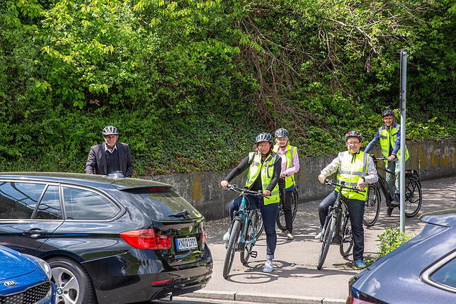 Für die Testfahrer der Stadtverwaltung gibt es kein Durchkommen mehr. Für sie heißt es erst einmal absteigen.