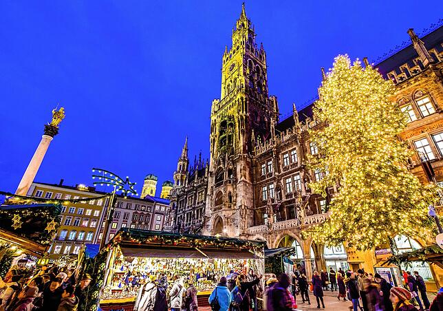 Der Christkindlmarkt in München vor dem Rathaus.