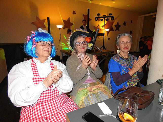 Bild 8: So bunt war die Wiiberfasnacht in Jestetten im Saal unter der Kirche St. Benedikt