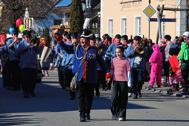 Bild 17: So bunt geht es beim Rosenmontagsumzug 2025 zu