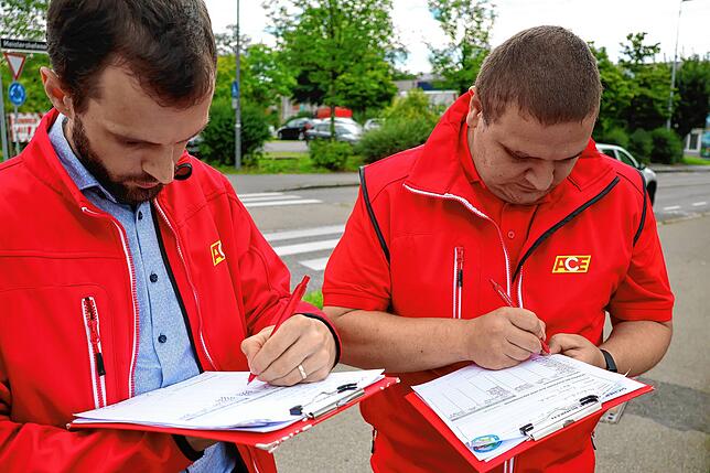 In einer Strichliste halten Sven Hübschen (links) und Alexander Schuler vom Auto Club Europa fest, wer blinkt und wer nicht.