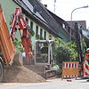 Eine Seite der Freiburger Straße ist geöffnet, dort wird an den neuen Leitungen gearbeitet. Allzu große Behinderungen hat es für ...
