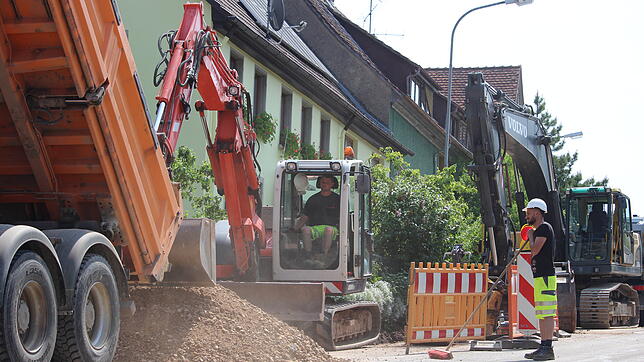 Eine Seite der Freiburger Straße ist geöffnet, dort wird an den neuen Leitungen gearbeitet. Allzu große Behinderungen hat es für ...