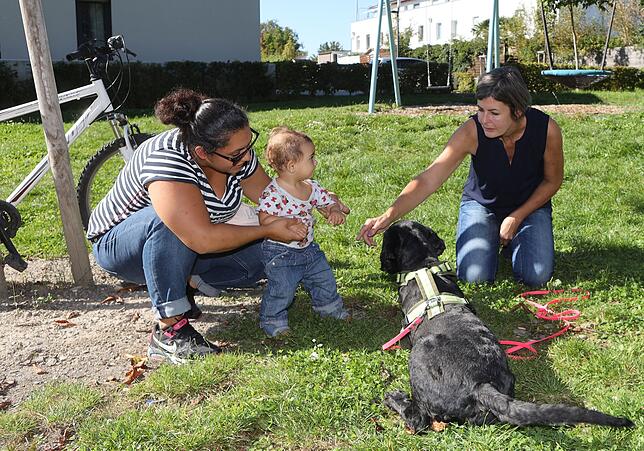 Malia Procopio wird von Mutter Elena langsam zum Hund geführt. Carolin Hoffmann erklärt dem Kind, was Kurt mag – und was nicht.