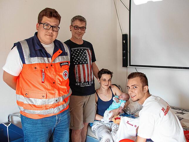 Alessandro Bercea (links) und Steven Grote bei einem besonderen Einsatz: Mit ihrer Hilfe kam die kleine Violette Peh zur Welt.