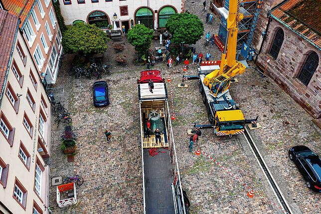 Bild 34: Eine spektakuläre Aktion: Die Münsterglocke wird in einer millimetergenauen Präzisionsarbeit aus dem Turm gehievt, zahlreiche Besucher schauen zu