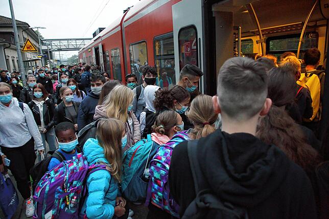 Wiederholt kam es am Gottmadinger Bahnhof zu solchen chaotischen Situationen. Weil sich ein Triebwagen der DB in Reparatur befindet, ...