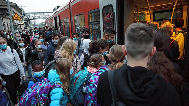Wiederholt kam es am Gottmadinger Bahnhof zu solchen chaotischen Situationen. Weil sich ein Triebwagen der DB in Reparatur befindet, ...
