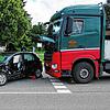 Bei diesem Zusammenstoß zwischen einem Lastwagen und einem Auto wurde der Autofahrer schwer verletzt. Er hatte dem Lkw die Vorfahrt ...