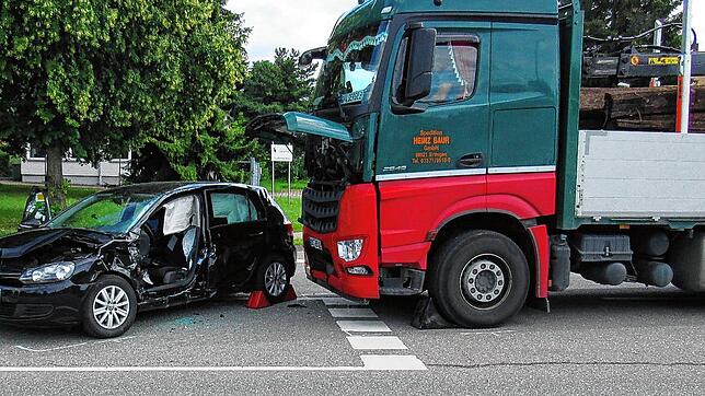 Bei diesem Zusammenstoß zwischen einem Lastwagen und einem Auto wurde der Autofahrer schwer verletzt. Er hatte dem Lkw die Vorfahrt ...