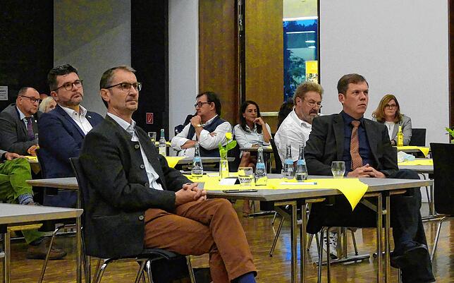 Bürger und Abgeordnete lauschen der Rede von Fraktionschef der FDP, Hans-Ulrich Rülke.