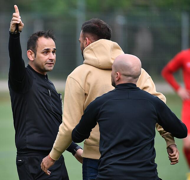 Platzverweis: Schiedsrichter Ali Nassereddine fühlte sich von Hertens Sportchef Justin Petretta (helle Jacke) beleidigt, zückte ...