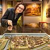 Museumspädagogin Jacqueline Berl zeigt an einem Modell des historischen Radolfzells, wie gut die Stadt in der Zeit der Bauerkriege vor ...