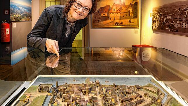 Museumspädagogin Jacqueline Berl zeigt an einem Modell des historischen Radolfzells, wie gut die Stadt in der Zeit der Bauerkriege vor ...