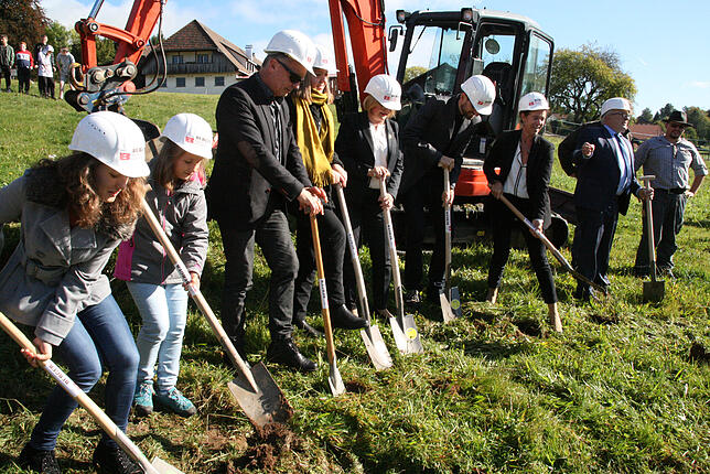 Beim Spatenstich für den Schulhausneubau (von links): die Geschwister Mutter, Helios Scherer, Iulia Anghel, Sabine Hartmann-Müller, Max ...