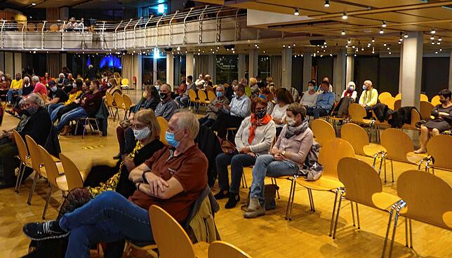 Mit Masken und Abstand saßen die Zuschauer im Bürgersaal bei der letzten städtischen Kulturveranstaltung vor dem Lockdown.