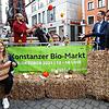 In Rekordzeit haben (von links) MTK-Mitarbeiterin Madelena Winterhalter, Treffpunkt Vorsitzender Daniel Hölzle, MTK-Mitarbeiter Dennis ...