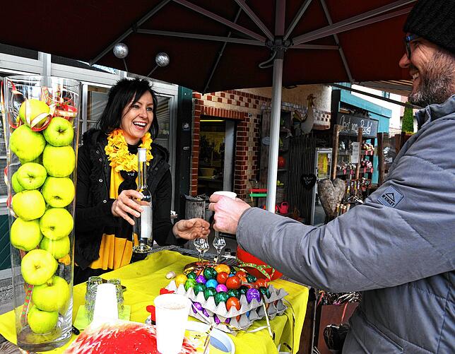 Warmer Apfelsaft mit Schuss: Sehr beliebt am Stand von Simone Bischof.