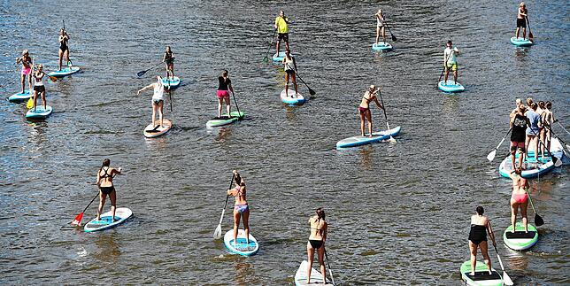 Im Sommer strömen die Massen nicht nur an, sondern auch auf den See. Das Bild zeigt eine Gruppe Stand-up-Paddler im Frühsommer 2018.